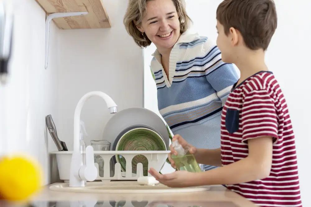 Une mère et son fils faisant la vaisselle