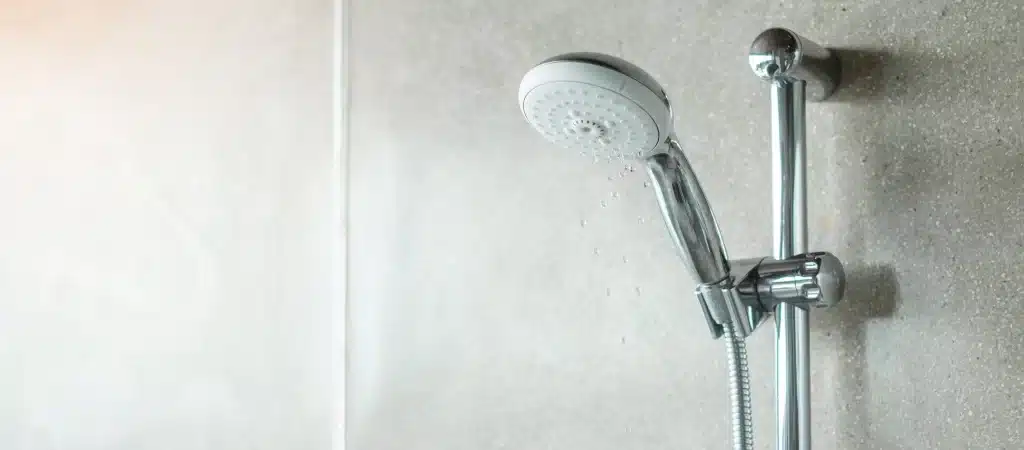 Une douche avec eau chaude sanitaire