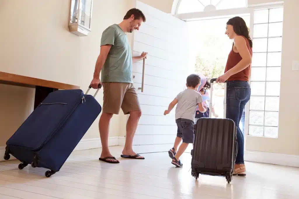 Une famille partant en vacances avec des valises
